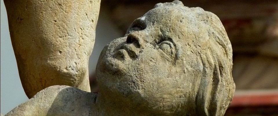 steinfigur engel gesicht