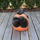 Mollige Dame im orangen Badeanzug, auf dem Hintern, 75 cm, Steinfigur, GRC Material, Pool und Garten-Deko, frostfest