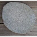 Trittplatte / Untersetzer, Oberfläche bossiert, Ø ca. 30-40 cm, Steinmetzarbeit aus Flussstein