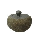 Beh&auml;lter mit Deckel, verschiednene Gr&ouml;&szlig;en von H 13 - 16 cm, Steinmetzarbeit aus Flussstein